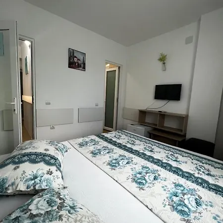 Camere De Inchiriat Andra إيفوري نورد